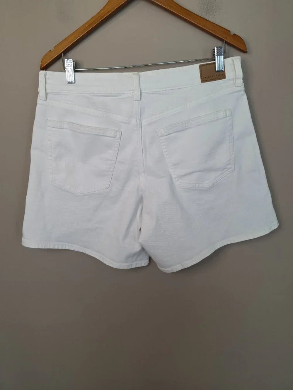 American Eagle Low Rise Baggy White Denim Shorts Size 8 NWOT